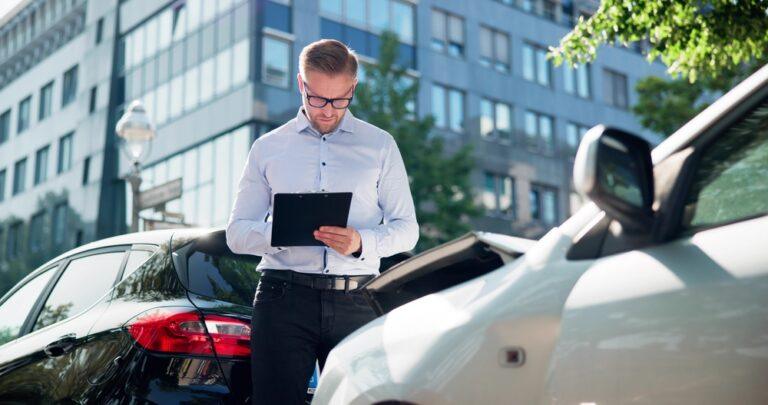¿Cómo valoran las compañías de seguros las reclamaciones por accidentes de coche en League City?