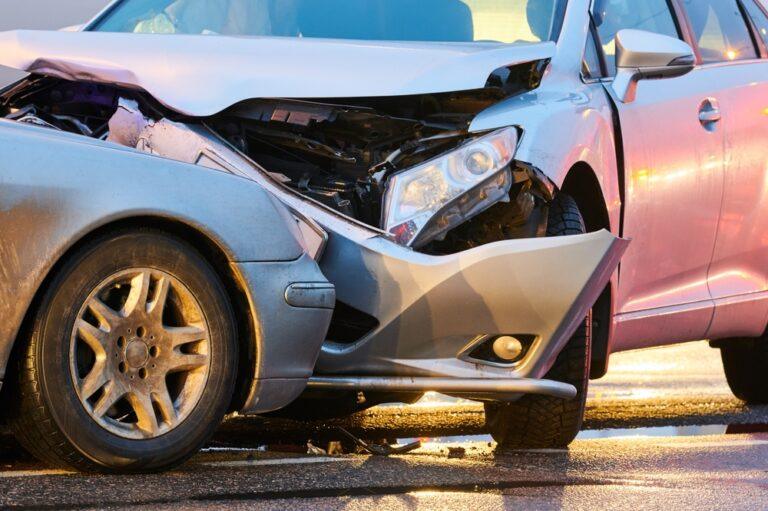 ¿Cómo debo tratar con las compañías de seguros después de un accidente automovilístico en Channelview?
