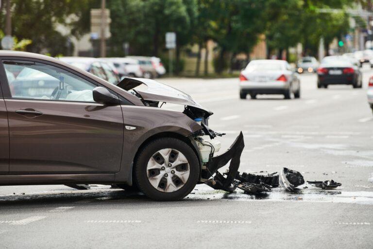 ¿Cómo debo manejar a las compañías de seguros después de un accidente automovilístico en Richmond?