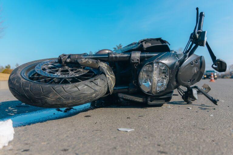 ¿Cómo se determina la responsabilidad en un caso de accidente de motocicleta en Dickinson?