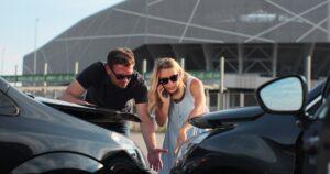 ¿Cómo debo tratar con las compañías de seguros después de un accidente automovilístico en Stafford?