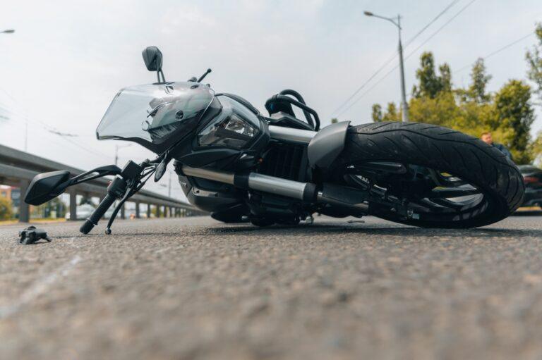 ¿Qué debo hacer después de un accidente de motocicleta en Dickinson?